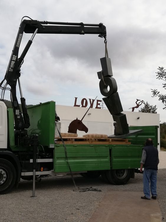 THE TOWER OF LOVE by Christopher Stone - search and link Sculpture with SculptSite.com