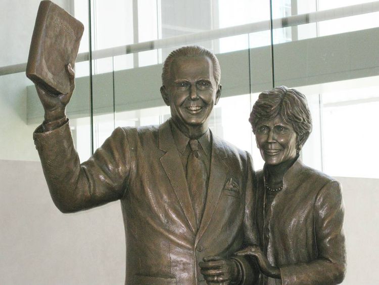 Monuments - John and Dodie Osteen by Edd Hayes - search and link Sculpture with SculptSite.com