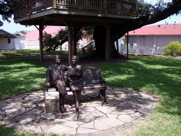 Monuments - Mamie and Albert George, The Spirit of Giving by Edd Hayes - search and link Sculpture with SculptSite.com