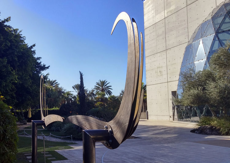 Dali Mustache by Donald Gialanella - search and link Sculpture with SculptSite.com