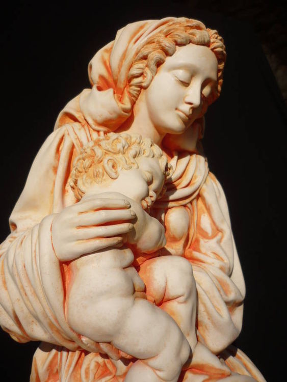 Madonna with baby by Elena Karamushka - search and link Sculpture with SculptSite.com