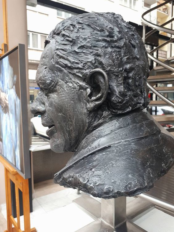 Portrait of Mr. Antonio Banderas by Eva Karcag - search and link Sculpture with SculptSite.com