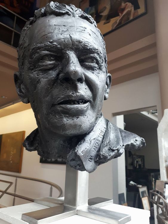 Portrait of Mr. Antonio Banderas by Eva Karcag - search and link Sculpture with SculptSite.com